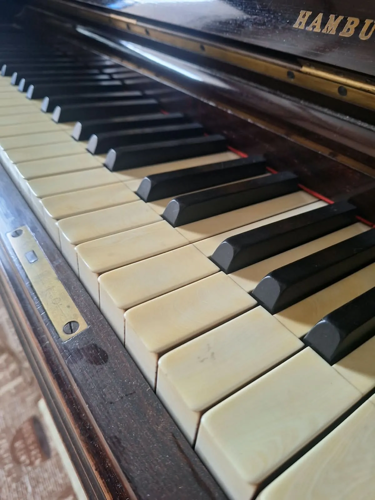 Teclas de marfil y ébano de un piano antiguo