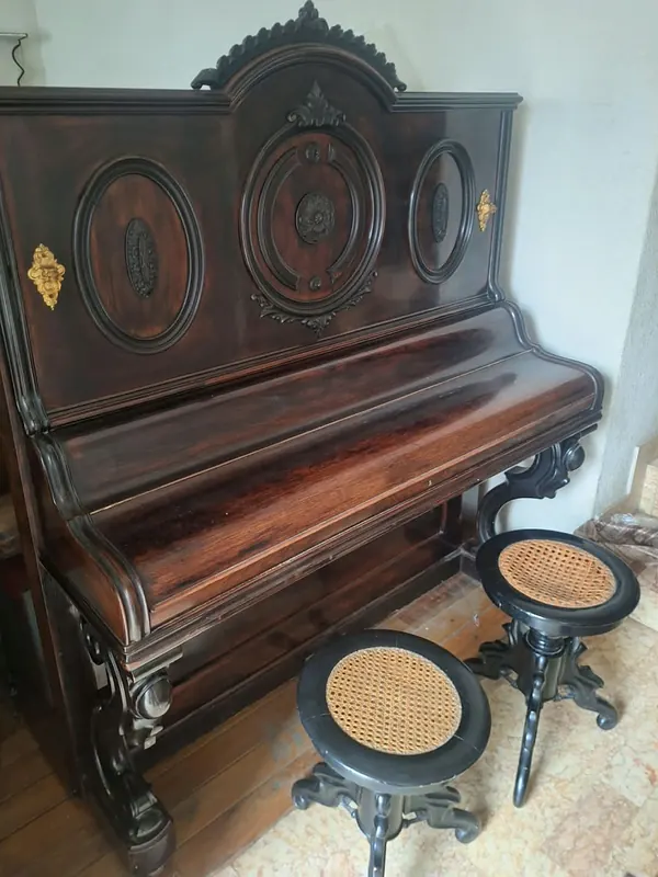 El piano con sus dos bancos de época