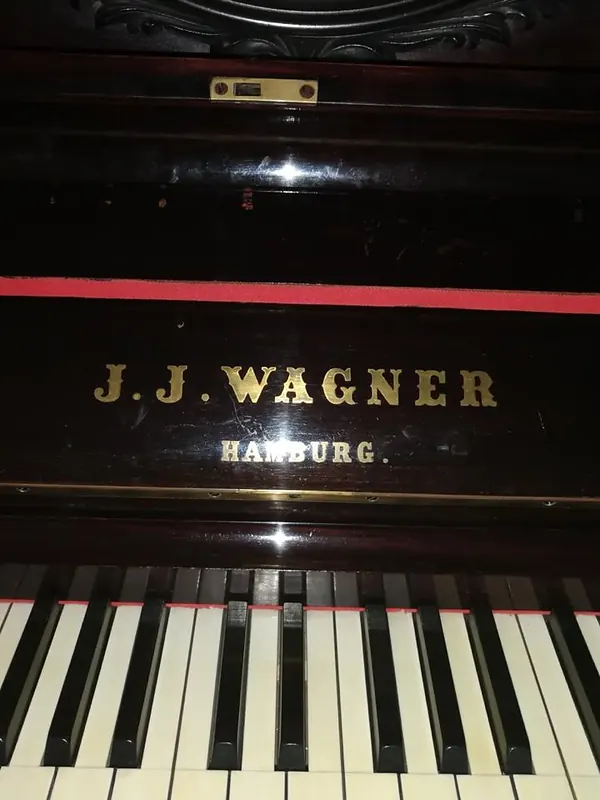 La marca J.J. Wagner Hamburg en la tapa del teclado